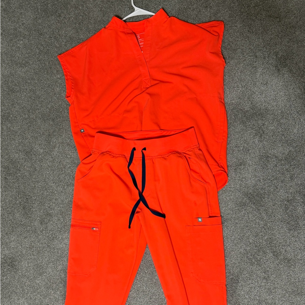 FIGS Fiery Coral Scrub Set